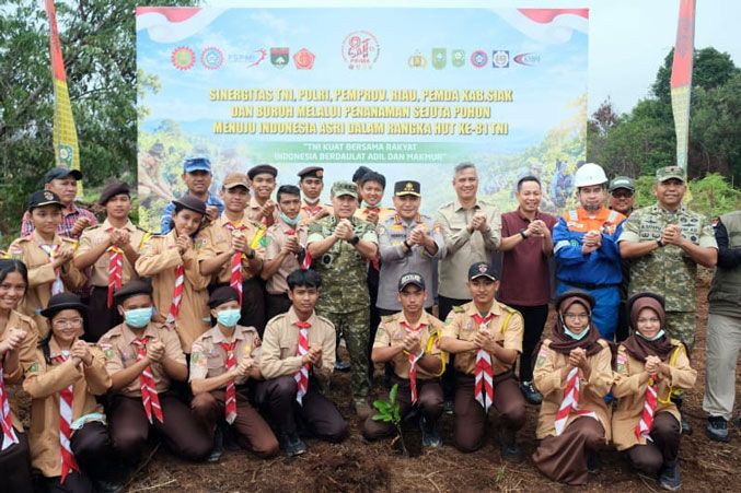 TNI-Polri Bersama Buruh Tanam 20 Ribu Pohon di Siak, Kabaharkam Tegaskan Polisi Bersama Masyarakat