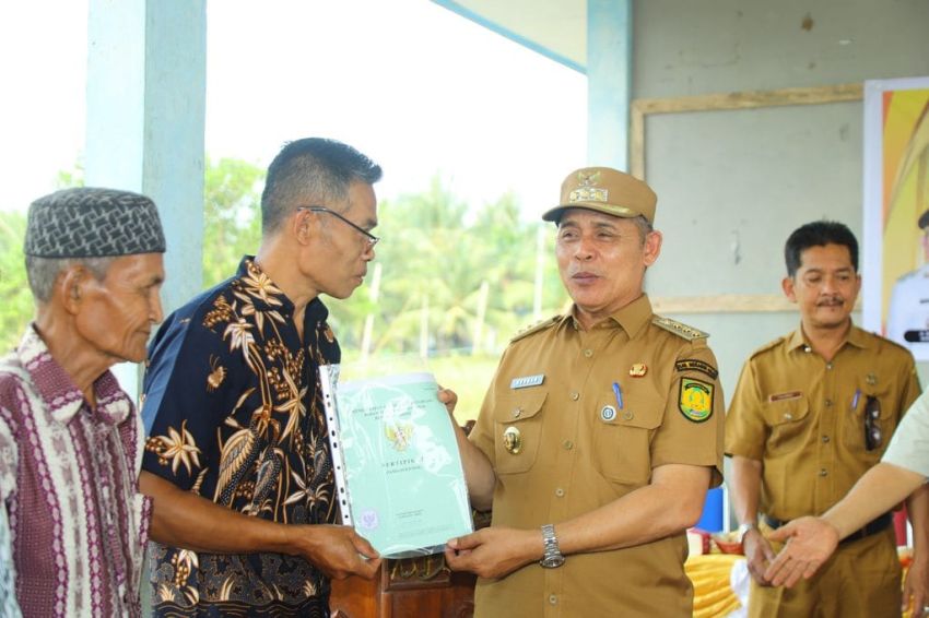 Bupati Inhil Resmikan PLTD Perigi Raja, Serahkan SHM untuk Warga Transmigran