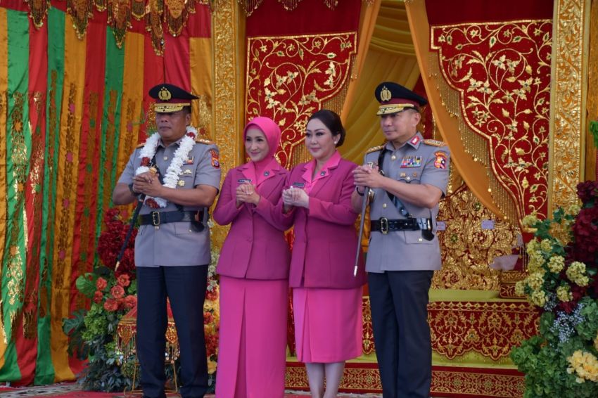 Komjen Herry Heryawan dan Irjen Arman Achdiat Laksanakan Sertijab Kapolda Riau