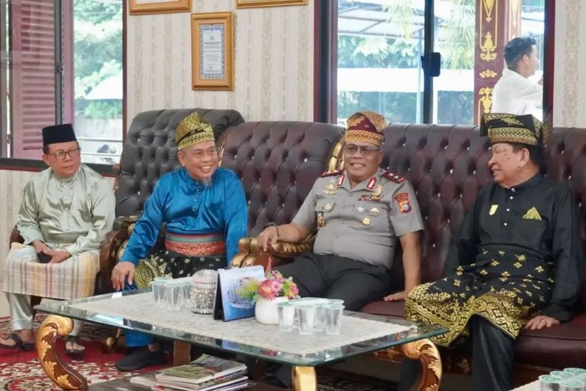 Silaturahmi ke Balai Adat, Kapolda Riau Arman Achdiat Ajak LAMR Bersinergi