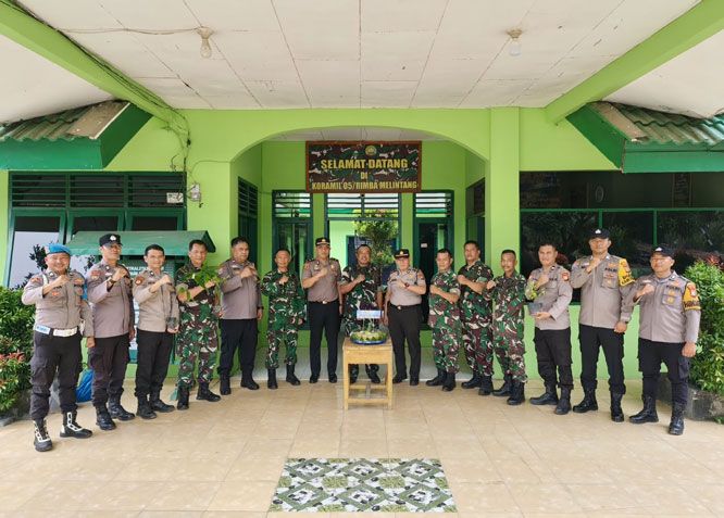 Kapolsek Bangko Pusako dan Rimba Melintang Beri Kejutan Kue Tumpeng dan Bibit Pohon di Koramil 05/RM