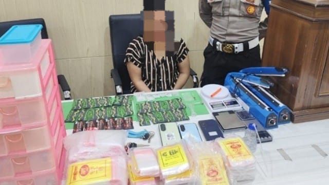 Satresnarkoba Polresta Pekanbaru Gerebek Rumah Kos, Perempuan Bersama Puluhan Gram Sabu dan Cartridge Etomidate Diamankan