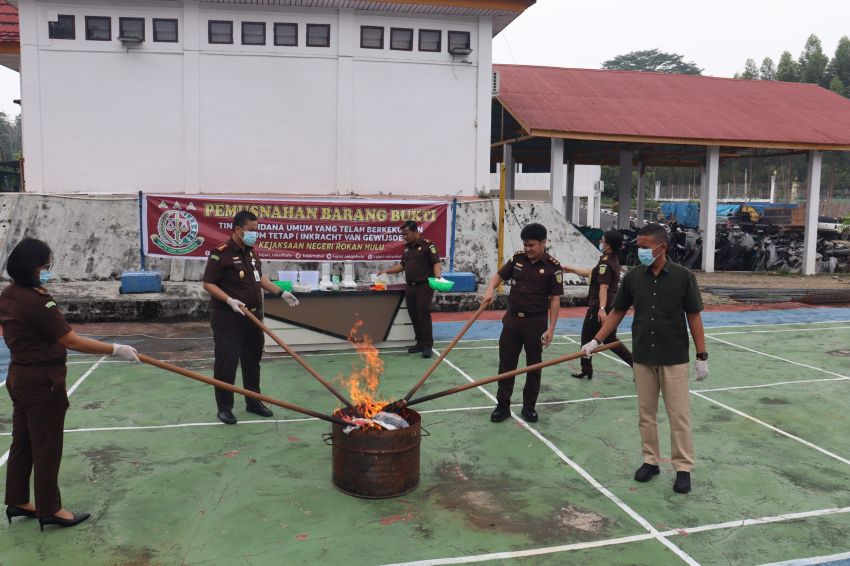 Kejari Rohul Musnahkan BB 77 Perkara Inkrah