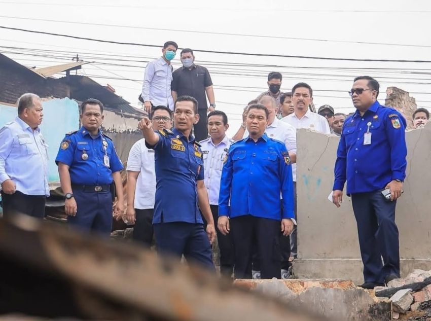 Wawako Markarius Serahkan Bantuan Untuk 7 Korban Kebakaran di Rumbai