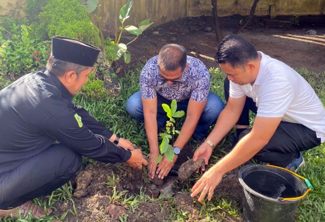 Green Policing, Ditresnarkoba Polda Riau Gandeng Siswa Pertanian Gelar Penanaman Pohon
