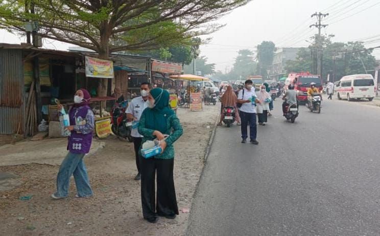 Kecamatan Tenayan Raya dan Lintas Sektor Bagikan Ribuan Masker