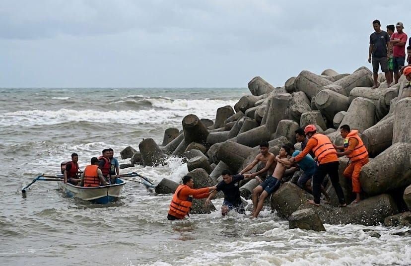 Mancing, Tiga Remaja Terseret Ombak Pantai Senekip Bengkalis, Dua Meninggal Dunia