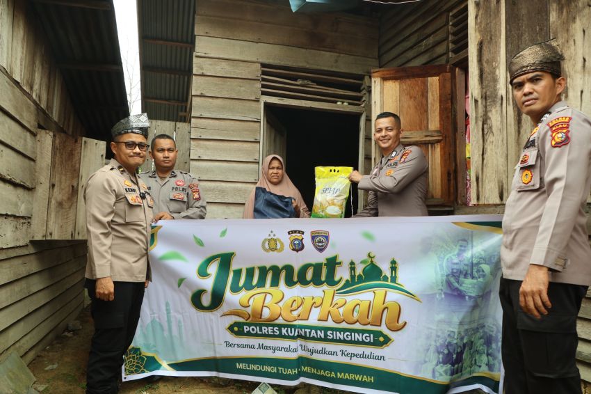 Jumat Barokah, Polres Kuansing Salurkan Sembako kepada Masyarakat
